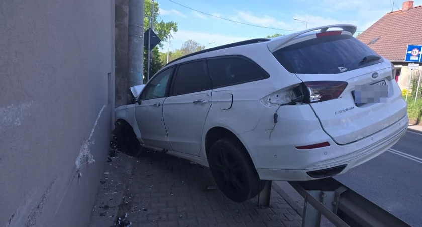 Groźne zdarzenie na DK35 w Gniechowicach. Ford wypadł z jezdni i wjechał na chodnik dla pieszych