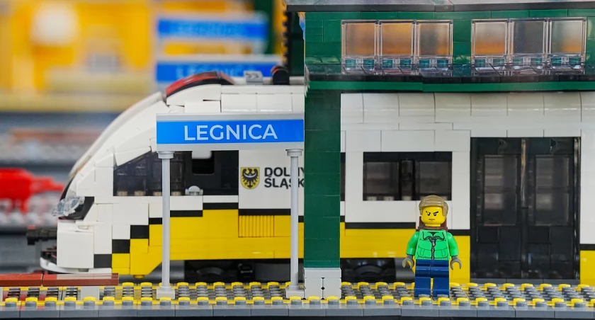 Makieta dworca kolejowego z 45 tys. klocków Lego uroczyście odsłonięta