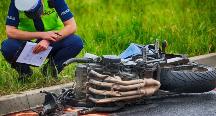 Śmiertelny wypadek na Wschodniej Obwodnicy Wrocławia. 38-letni motocyklista uderzył w bariery rozdzielające jezdnię