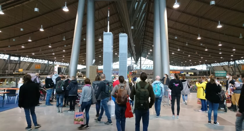 Niezwykłe, 7-metrowe wieże World Trade Center zbudowane z 1 000 000 klocków LEGO® czekają na odkrycie we wrocławskim Sky Tower!