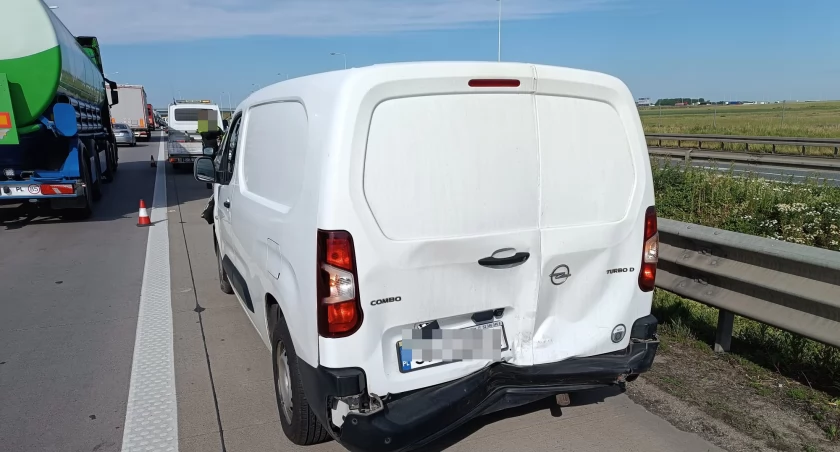 Kolizja z udziałem trzech pojazdów osobowych na A4 w kierunku Legnicy