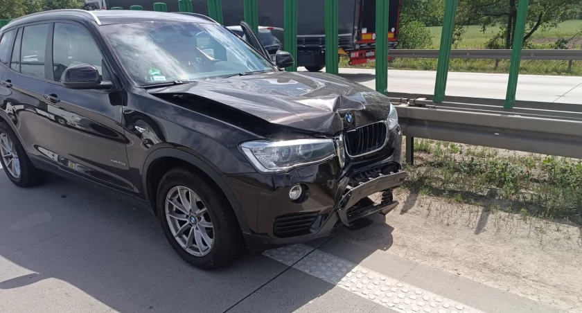 Kierowca BMW pomylił hamulec z gazem. Kolizja z udziałem dwóch osobówek i busa na A4 w kierunku Zgorzelca