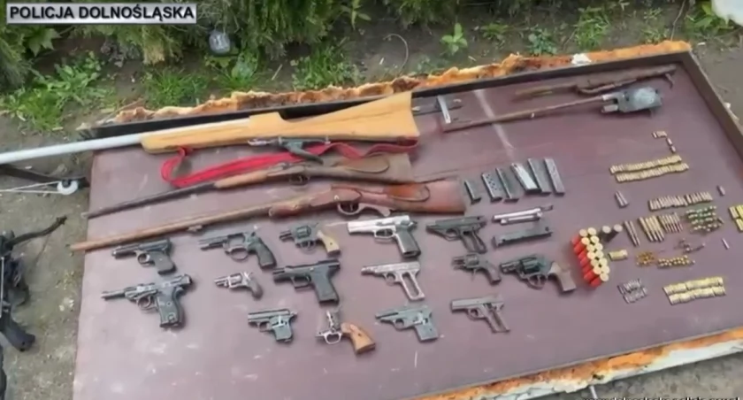 Funkcjonariusze Wydziału d/w z Przestępczością Samochodową KWP we Wrocławiu przy współpracy z policjantami z Wydziału Dochodzeniowo-Śledczego KWP we Wrocławiu oraz SPKP z Wrocławia zatrzymali mężczyznę podejrzanego m.in. za udział w handlu bronią i a