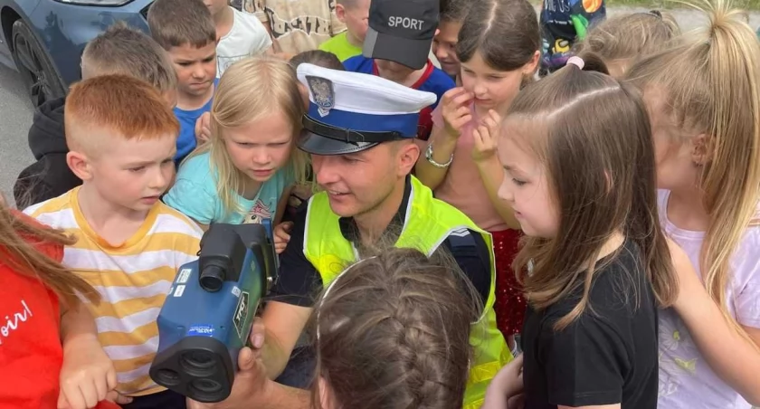 Kwaśny kawałek cytryny zamiast mandatu. Akcja oleśnickich policjantów i uczniów z Dziadowej Kłody