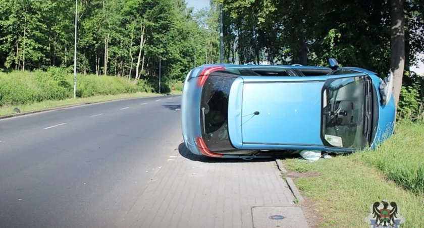 Zdemolował znaki drogowe na parkingu, a później rozbił samochód. Okazało się, że kierował pojazdem bez uprawnień i w stanie nietrzeźwości