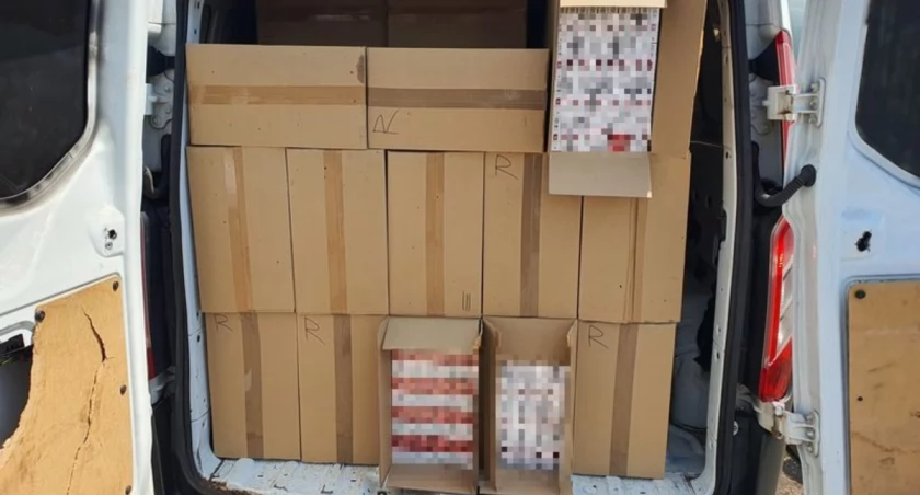 Policjanci zatrzymali kierowcę, który przewoził papierosy bez skarbowych znaków akcyzy o wartości ponad pół miliona złotych