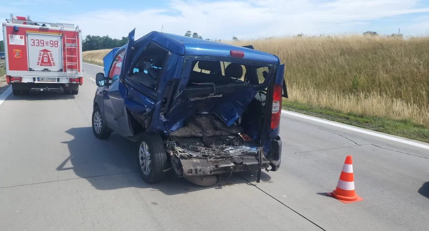 Wypadek z udziałem dwóch osobówek na A4 w kierunku Wrocławia. Jedna osoba przetransportowana do szpitala