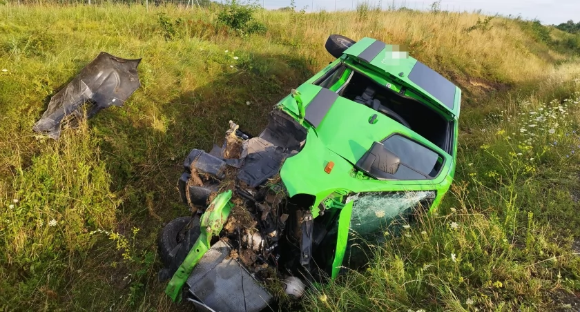 Kierowca busa zasnął za kierownicą i uderzył w ciężarówkę. Jedna osoba przetransportowana do szpitala