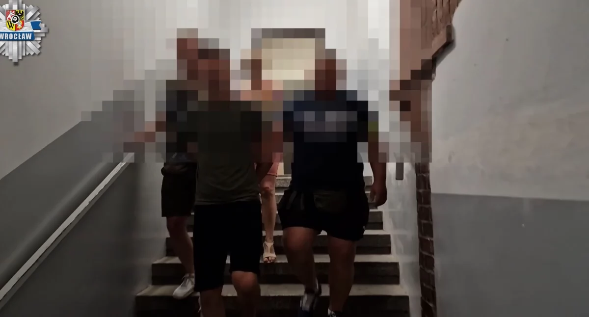 Policjanci z komendy miejskiej we Wrocławiu zatrzymali seryjnego przestępcę, który oszukał co najmniej 40 osób