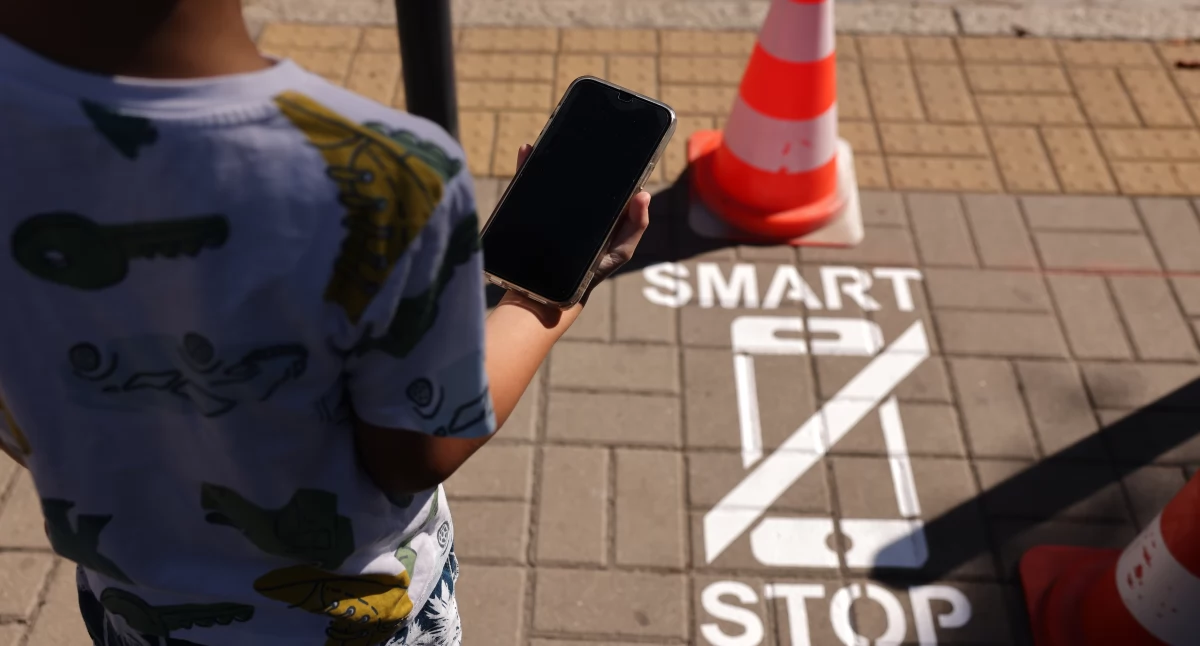Odłóż telefon i żyj! Wrocław rusza z pilotażową akcją „Smart Stop”.