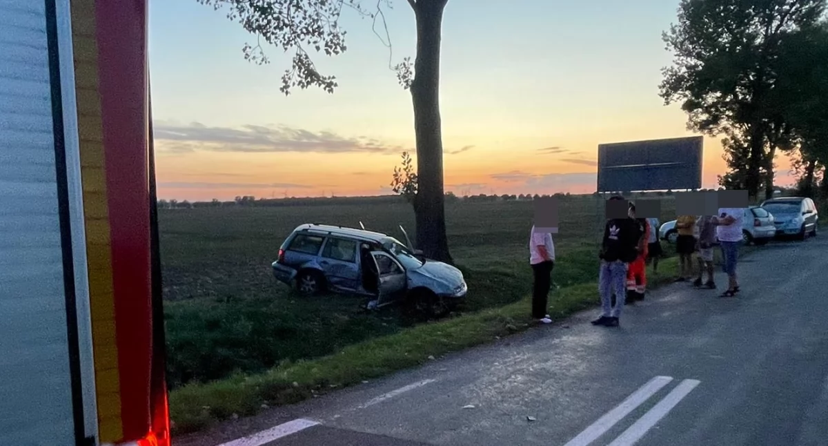Wymuszenie pierwszeństwa przejazdu na DK5 w gminie Kostomłoty. Dwa pojazdy wypadły z jezdni