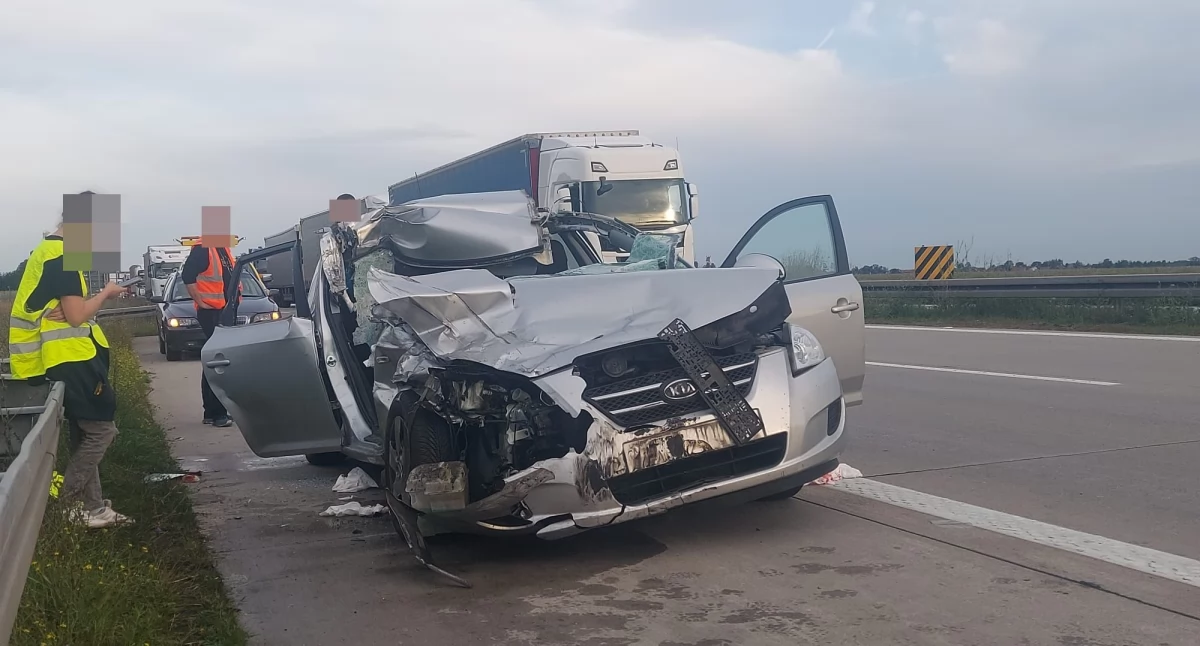 Wypadek z udziałem osobówki i ciężarówki na A4 w kierunku Wrocławia. Poszkodowane zostały trzy osoby