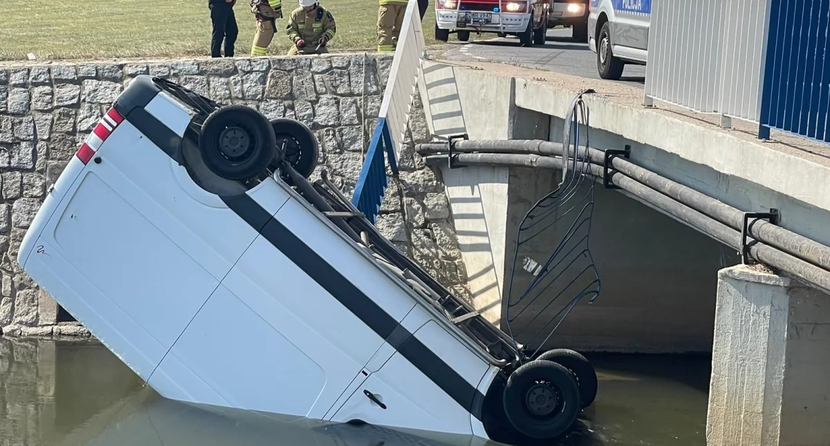 Stracił panowanie i wpad busem do rzeki. Groźne zdarzenie w gminie Siechnice