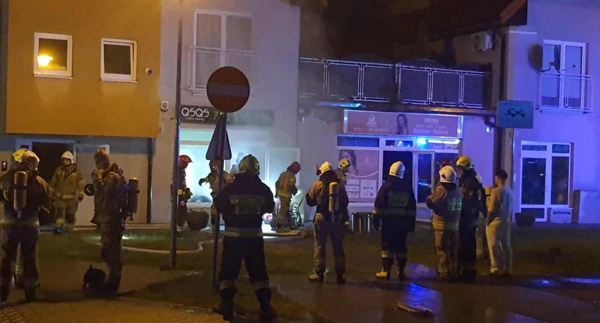 Interwencja straży pożarnej na osiedlu w podwrocławskich Groblicach