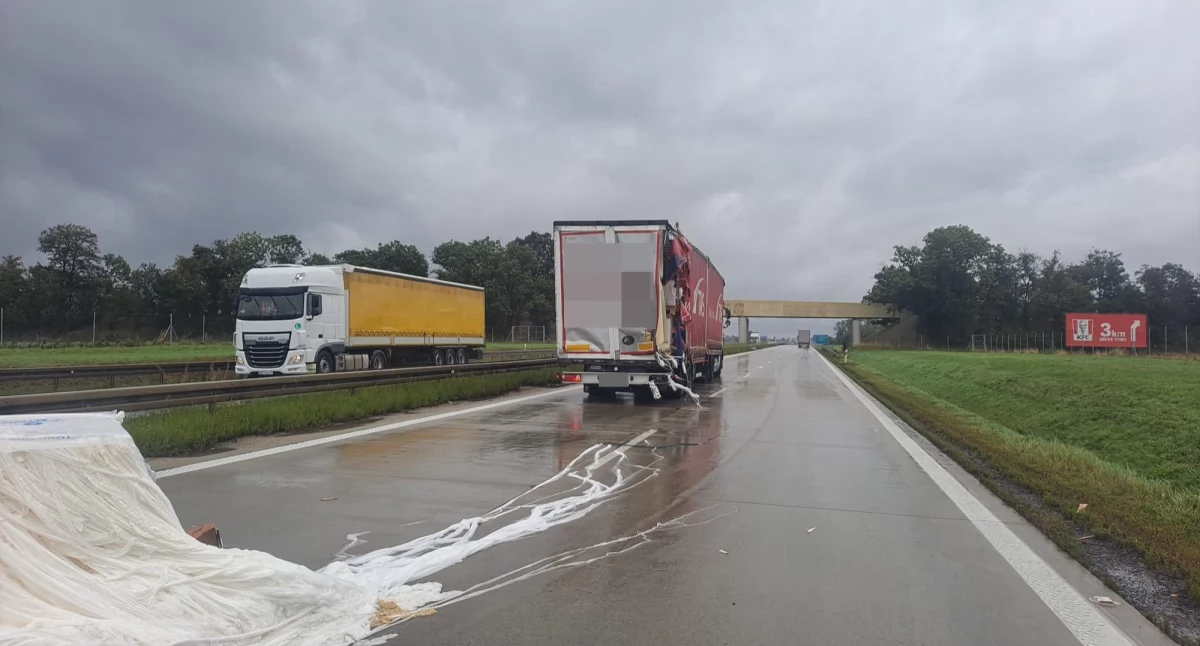 Zderzenie trzech ciężarówek na A4 w kierunku Wrocławia. Droga jest zablokowana