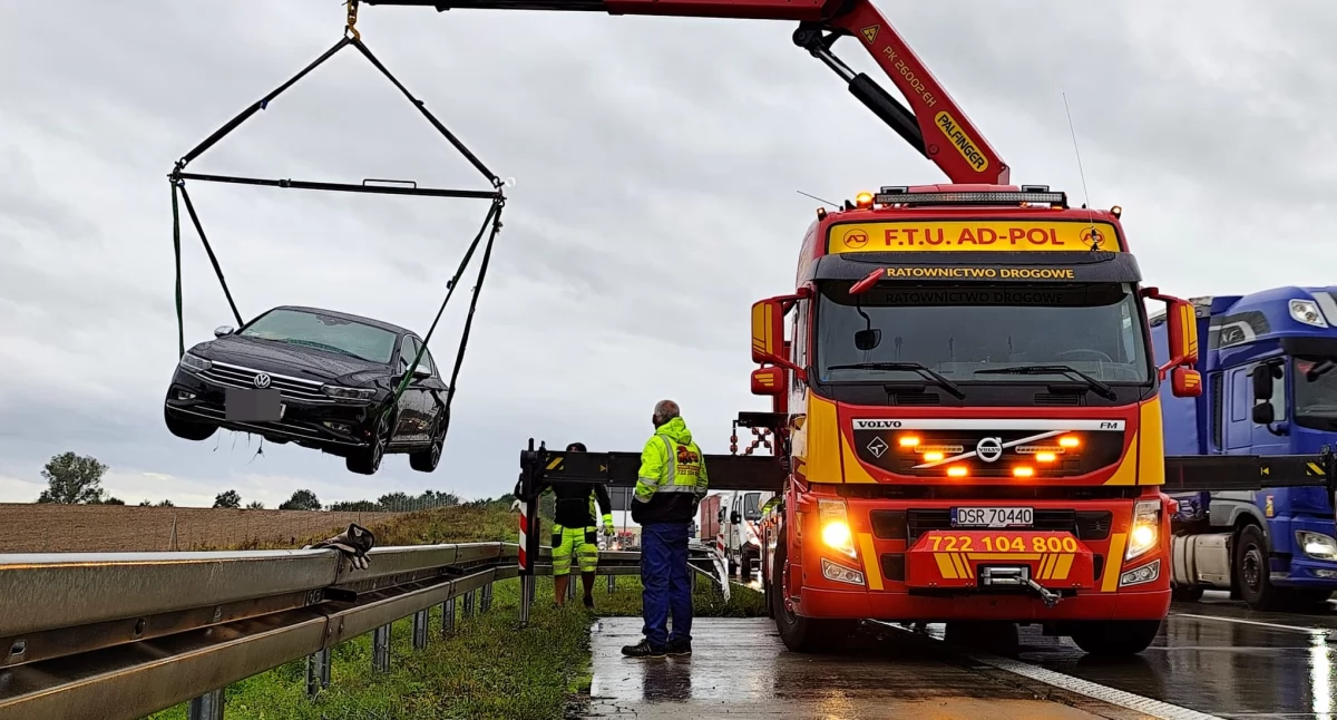 Stracił panowanie i wpadł do przydrożnego rowu. Niebezpieczne zdarzenie na A4 w kierunku Wrocławia