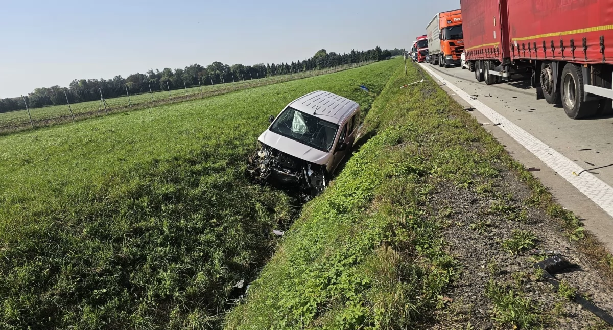 Wypadek z udziałem ciężarówki i busa na A4 w kierunku Katowic. Poszkodowana została jedna osoba