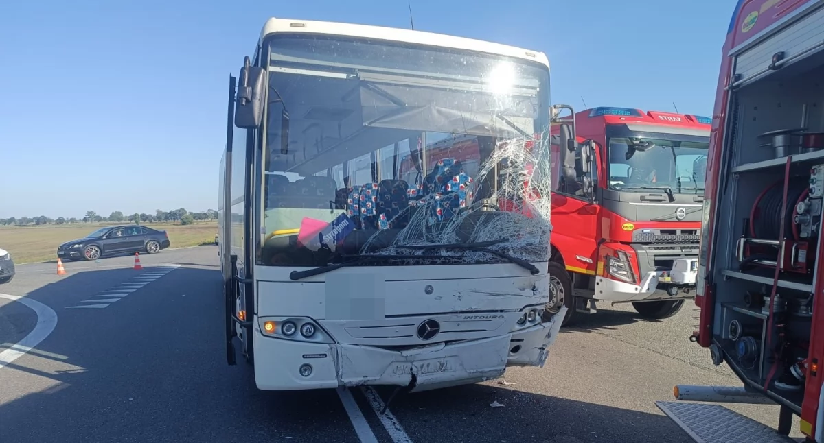 Kierowca Toyoty Yaris wjechał wprost pod nadjeżdżający autobus . Jedna osoba nie żyje, dwie zostały ciężko ranne