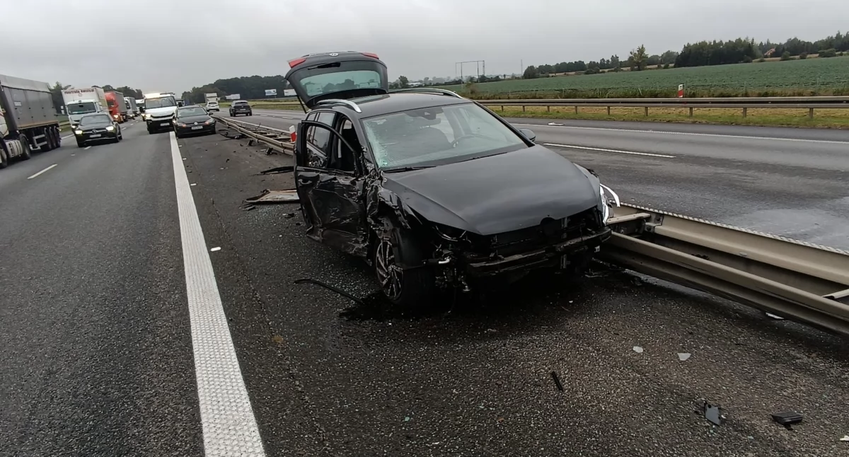 Kierowca ciężarówki dostał ataku epilepsji i stracił panowanie nad pojazdem. Groźna kolizja na A4 w kierunku Katowic