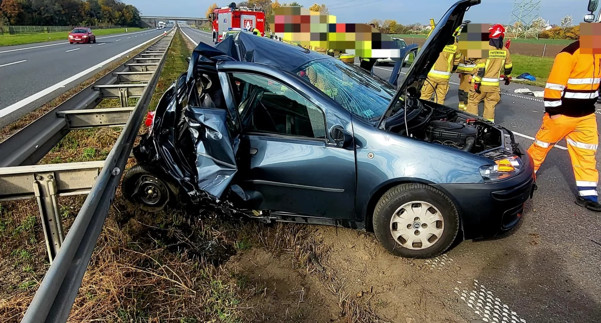 Wypadek z udziałem dwóch osobówek i ciężarówki na A4 w kierunku Wrocławia. Jedna osoba ciężko ranna