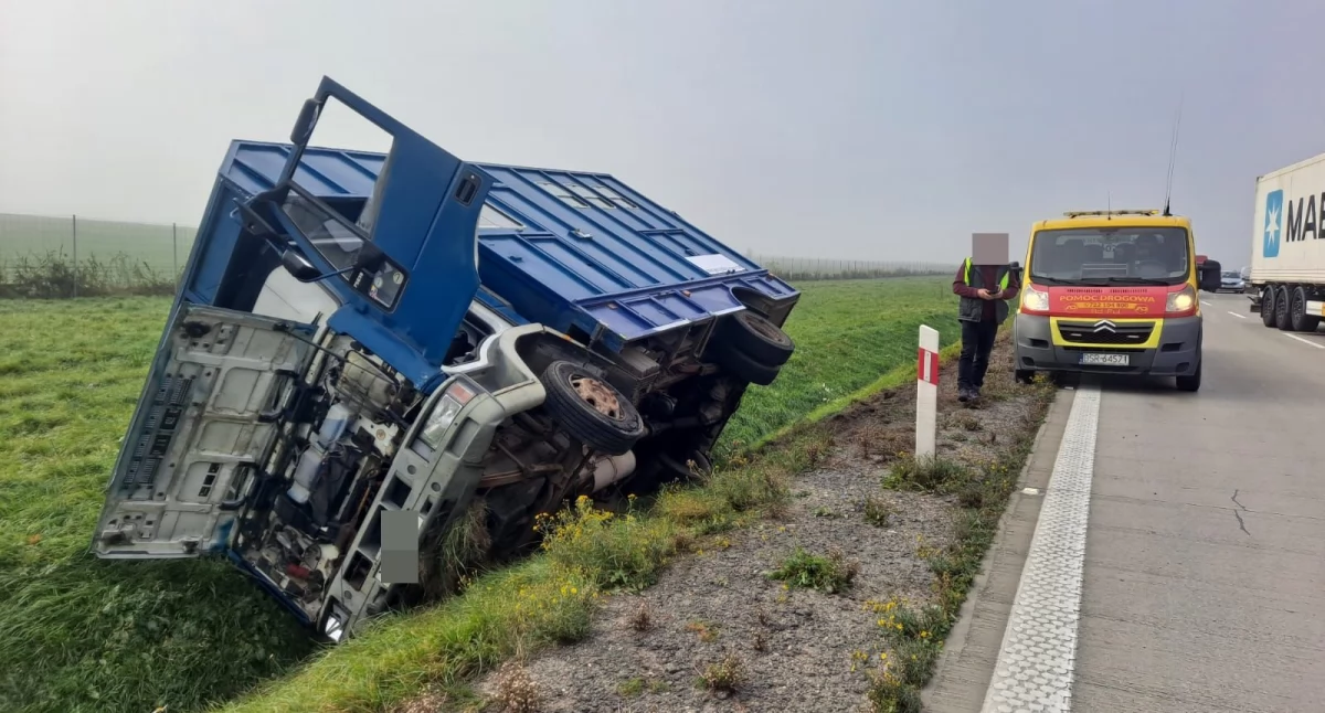 Ciężarówka z pomocą humanitarną wpadła do rowu. Groźna kolizja na A4 w kierunku Wrocławia