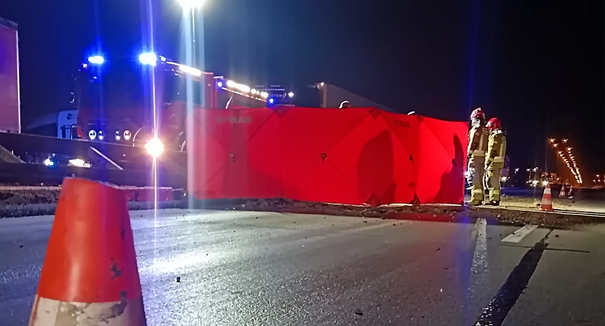 Karambol na A4 z udziałem 6 ciężarówek, busa i auta osobowego w pobliżu węzła Krzywa. Autostrada w kierunku Wrocławia zablokowana