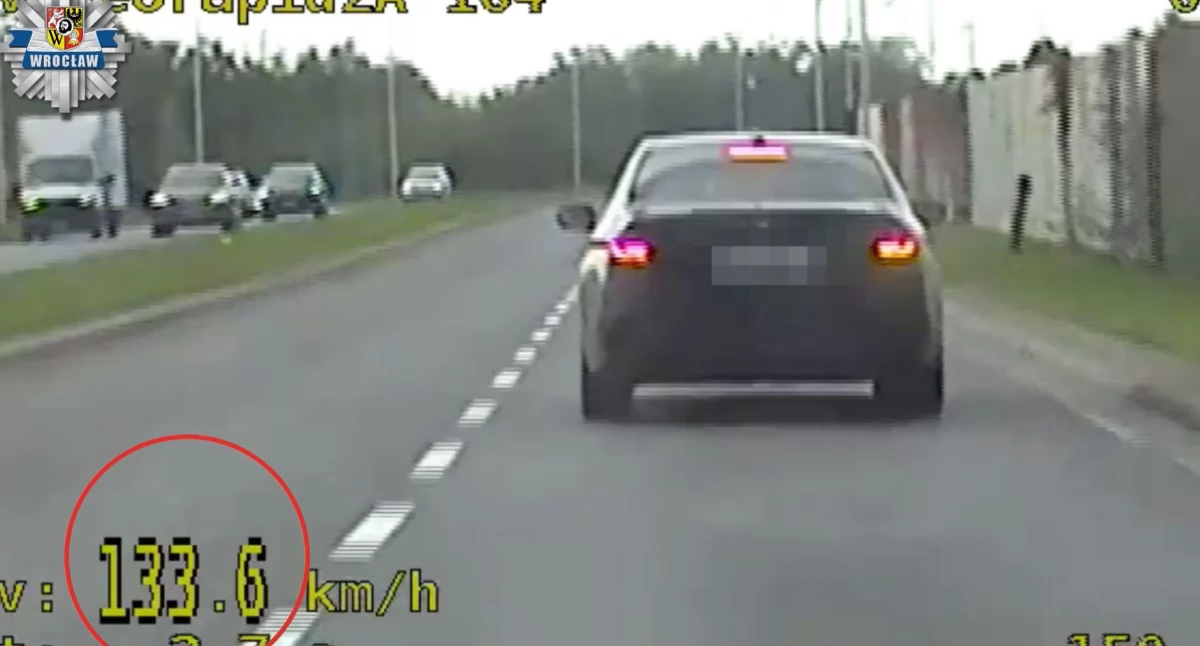 Pędził swoim BMW aż 133 km/h! 48-letni kierowca oświadczył, że spieszy się do lekarza, a mandatu nie przyjmie
