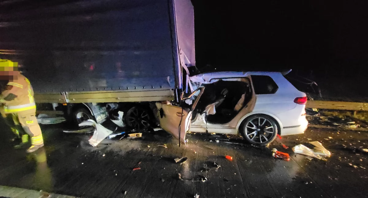 BMW X7 wbiło się w tył holowanego busa. Uwaga na utrudnienia na A4 w kierunku Wrocławia