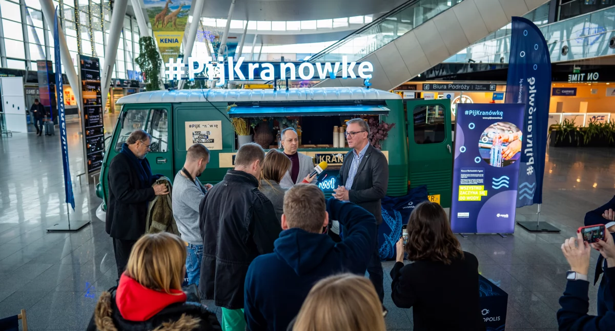 Współpraca Portu Lotniczego Wrocław z MPWiK w ramach kampanii #PijKranówkę