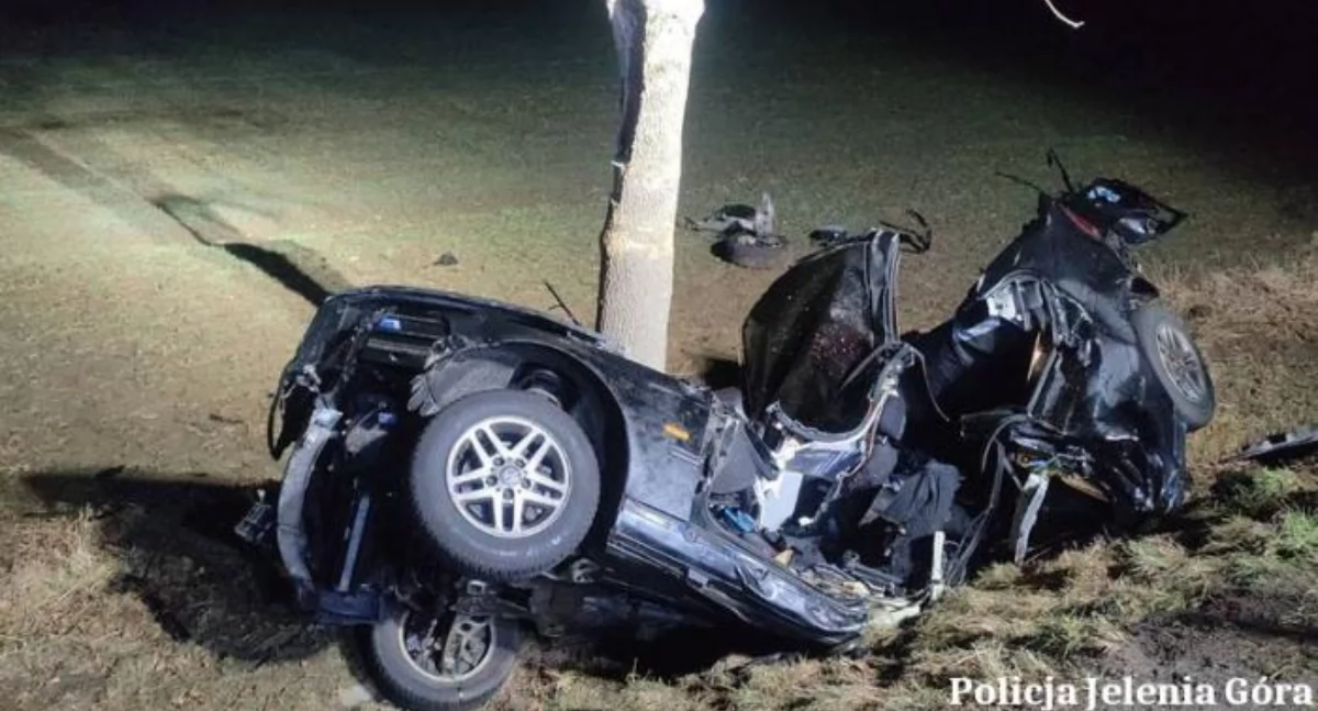 Tragiczny wypadek w Kowarach. Dwie osoby zginęły na miejscu, jedna trafiła do szpitala. BMW dosłownie zawinęło się wokół drzewa