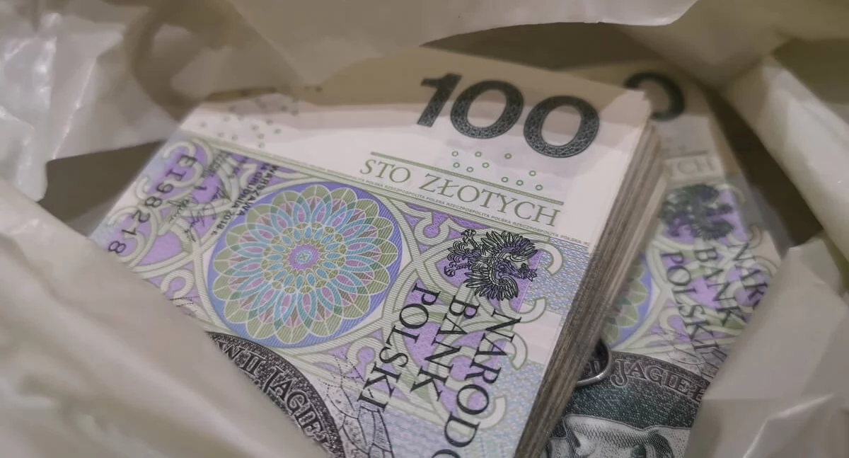 Oława. Seniorka wyrzuciła przez okno 160 tys. złotych