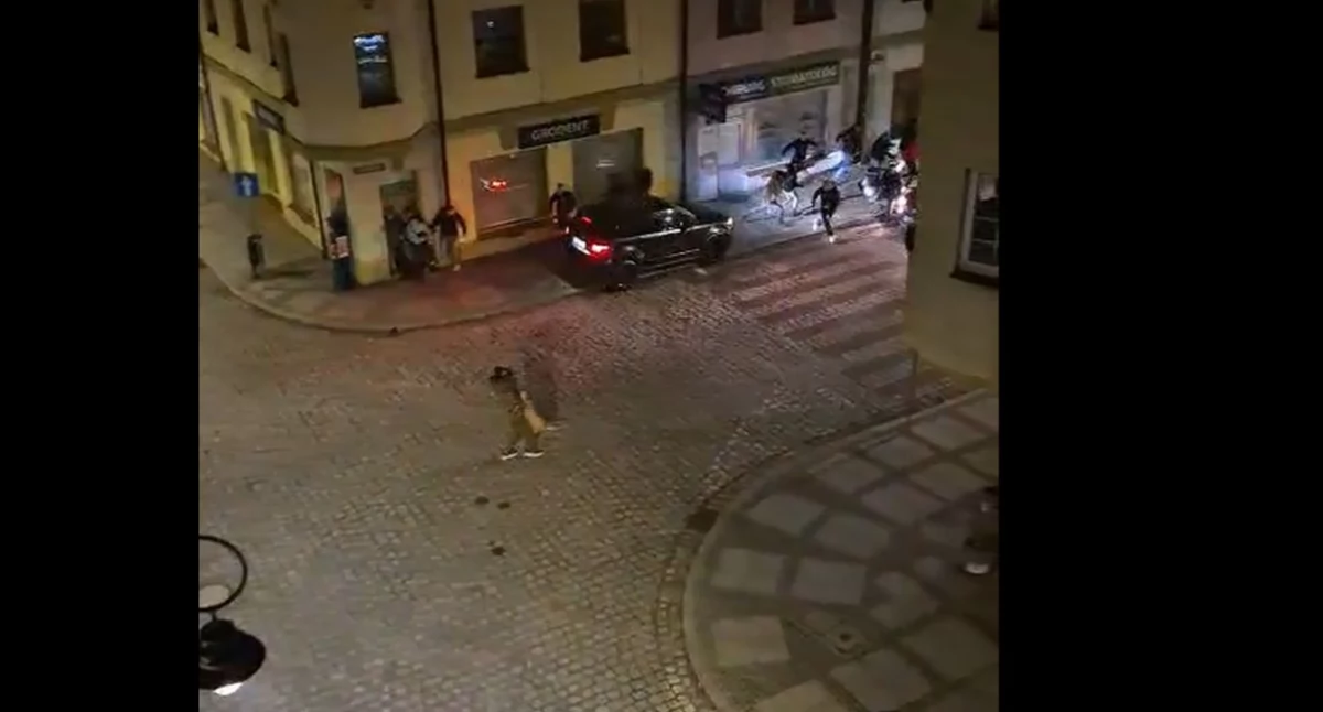 Przerażające sceny na głogowskiej starówce. Samochód wjechał na chodnik pełen ludzi. Zobacz film nagrany przez świadka zdarzenia