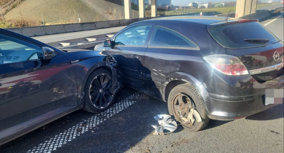Kolizja dwóch osobówek na A4 w kierunku Wrocławia. Uwaga na utrudnienia