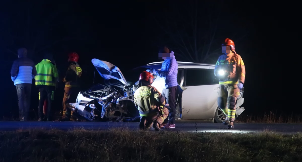 Wypadek z udziałem 4 pojazdów osobowych na DK94 w Groblicach. Policja zatrzymała młodego mężczyznę