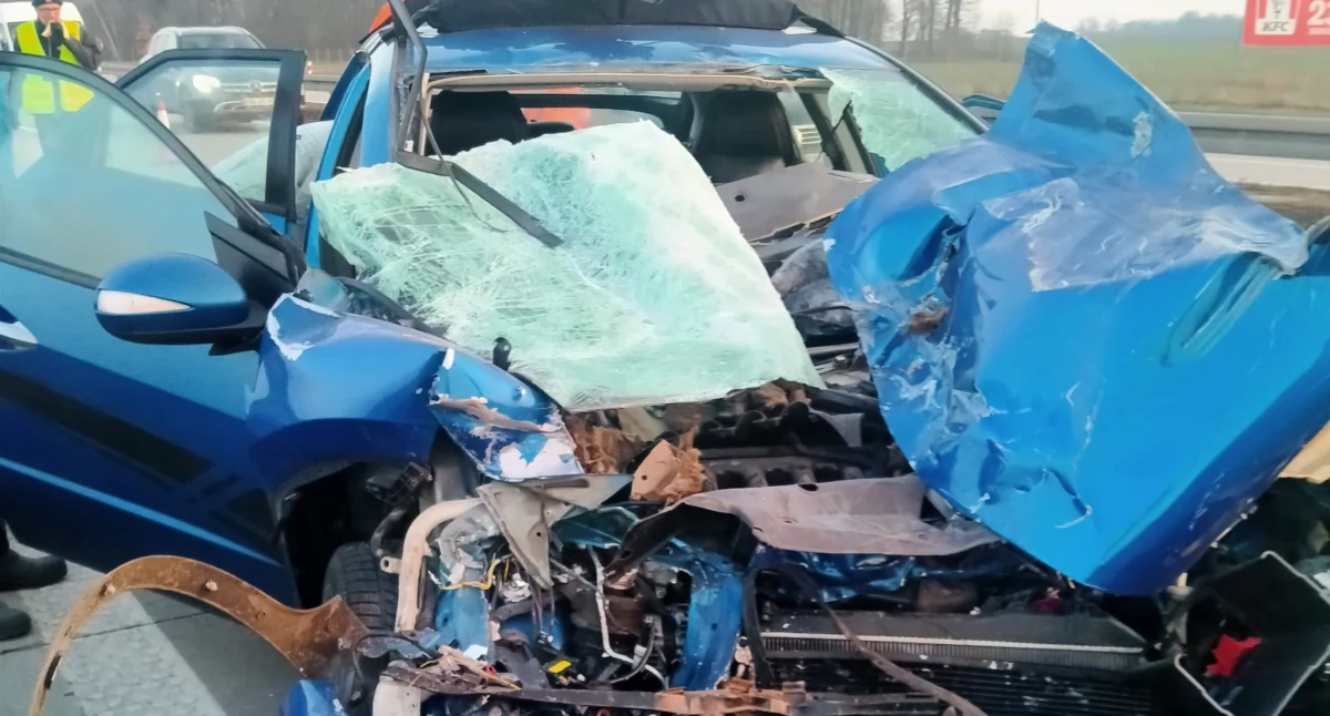 O włos od tragedii. Osobówką uderzył w tył ciężarówki. Groźna kolizja na A4 w kierunku Zgorzelca