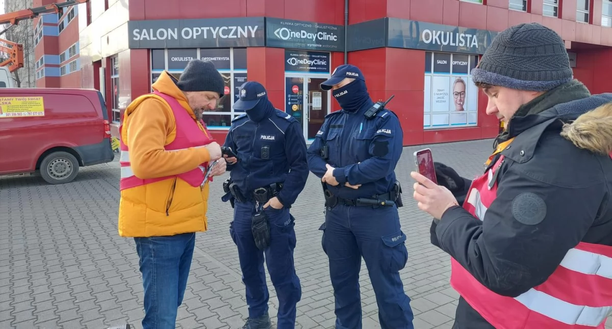 Cztery kontrole w ciągu doby. Wolontariusze SOS Wrocław zarzucają policji bezpodstawne interwencje i utrudnianie obywatelskich inicjatyw demokratycznych