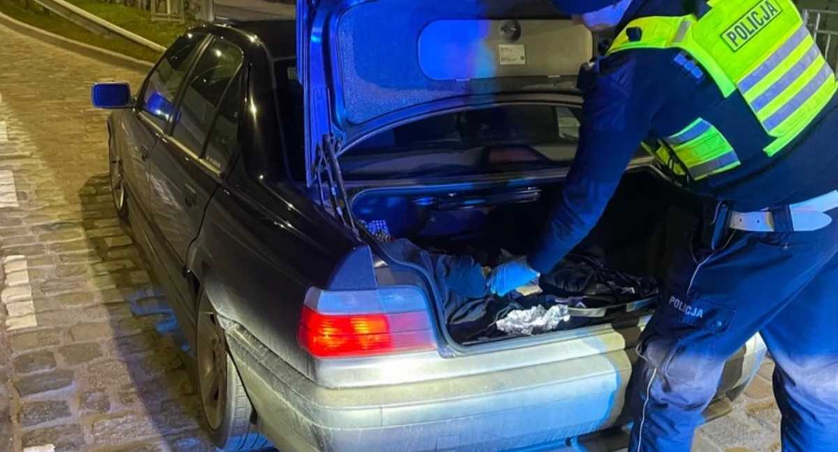 Żadne z trójki podróżujących leciwym bmw nie wiedziało skąd w aucie wzięły się narkotyki… a kierowca jak przedostały się do jego organizmu