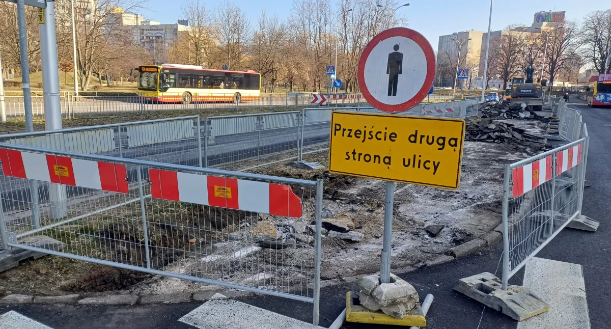 Remont zatok autobusowych i peronów na ulicy Kozanowskiej