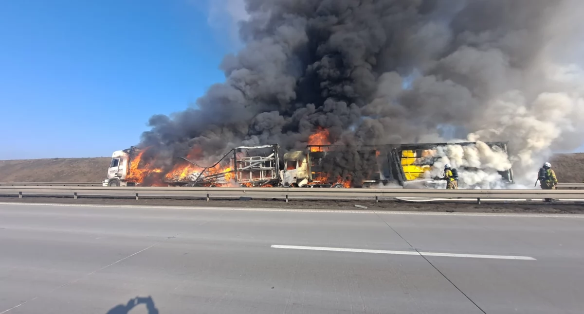 Dwie ciężarówki płoną po groźnym wypadku na A4. Kilka osób poszkodowanych. Autostrada w kierunku Zgorzelca całkowicie zablokowana