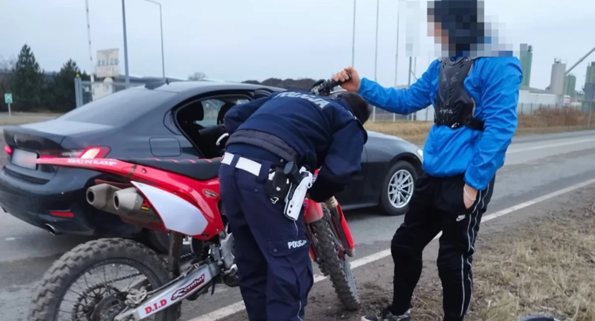 Kaskader bez uprawnień jazdą na jednym kole popisywał się na oczach policjantów