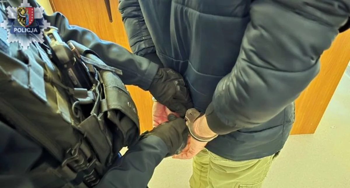 Policjanci wybudzili nietrzeźwego kierowcę ze snu… na środku skrzyżowania