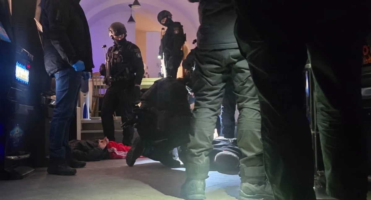 25-latek powiązany ze środowiskiem pseudokibiców zatrzymany. Kryminalni z Jawora i Wrocławia uderzyli w nielegalny hazard i zabezpieczyli znaczną ilość narkotyków