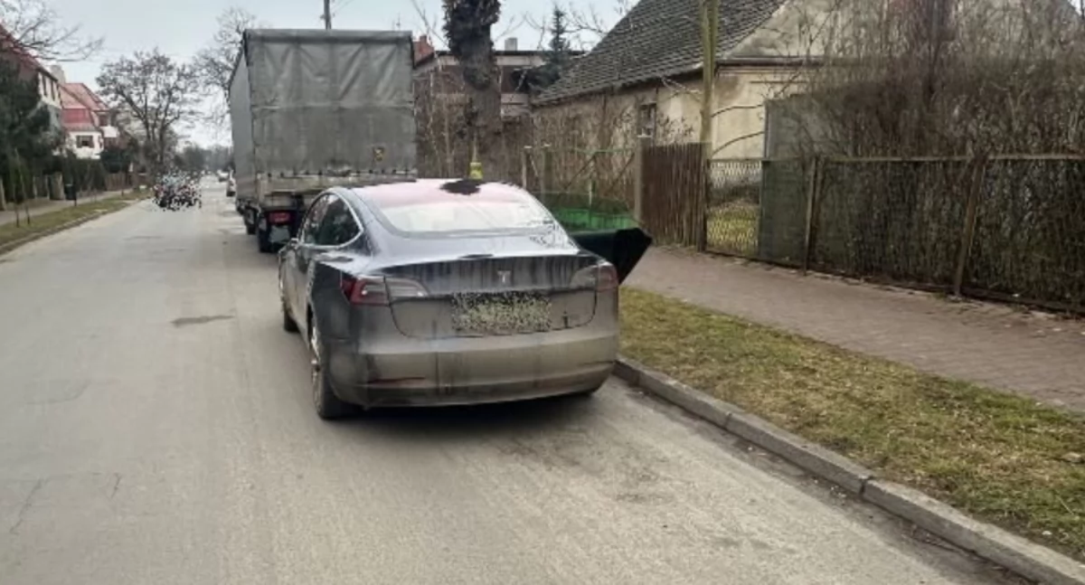 Pijany 23-latek zaparkował Teslę w pobliżu komisariatu i poszedł zbadać stan trzeźwości. Na oczach funkcjonariuszy wsiadł za kierownicę i ruszył w drogę