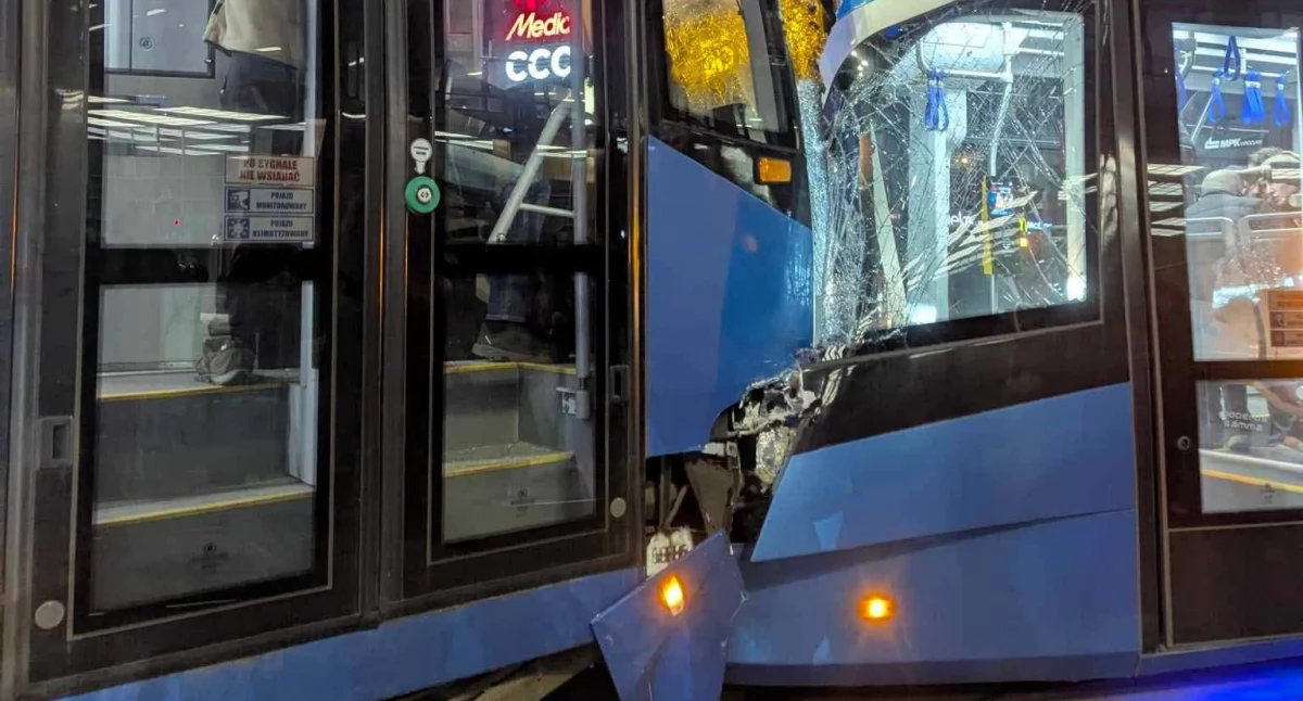 Zderzenie tramwajów przy Galerii Dominikańskiej we Wrocławiu. Poszkodowanych zostało sześć osób w tym motorniczy