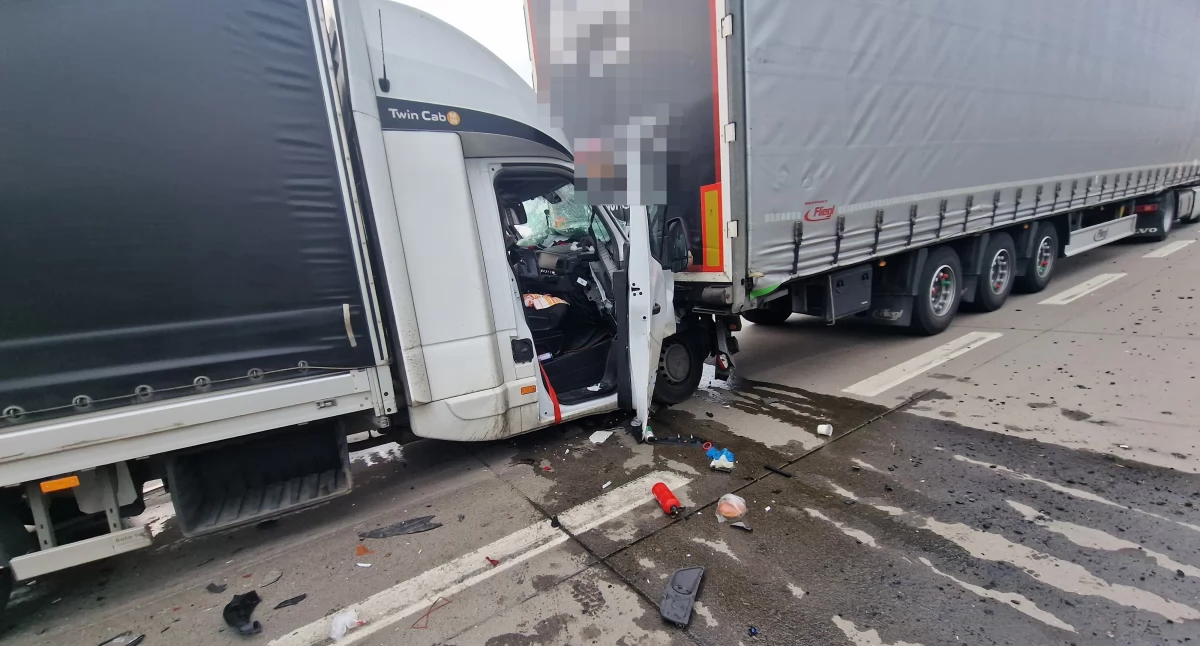 Wypadek z udziałem dwóch pojazdów na A4. Kierowca busa zakleszczony w kabinie. Na miejscu ląduje LPR