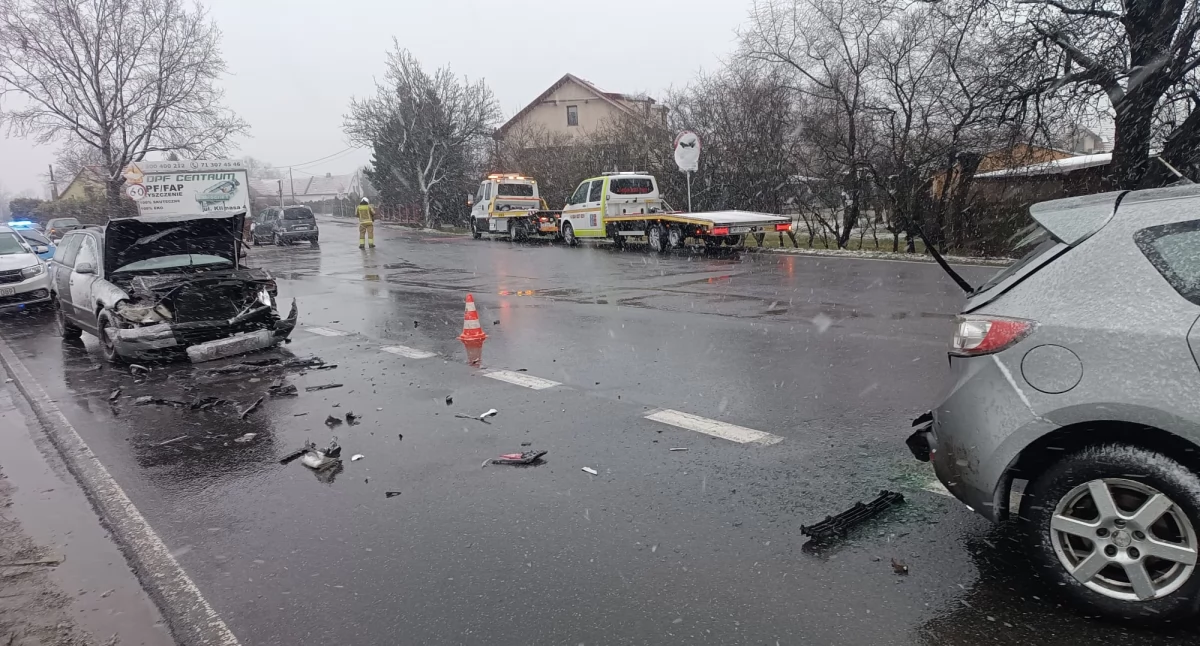 Groźny wypadek z udziałem trzech aut osobowych na DW347 pod Wrocławiem. Dwie osoby poszkodowane