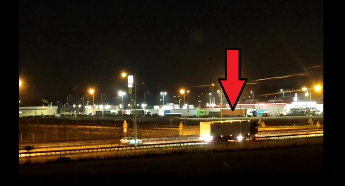 Skrajnie bezmyślne zachowanie zawodowego kierowcy. Cofał ciężarówką na autostradzie A4. Zobacz FILM