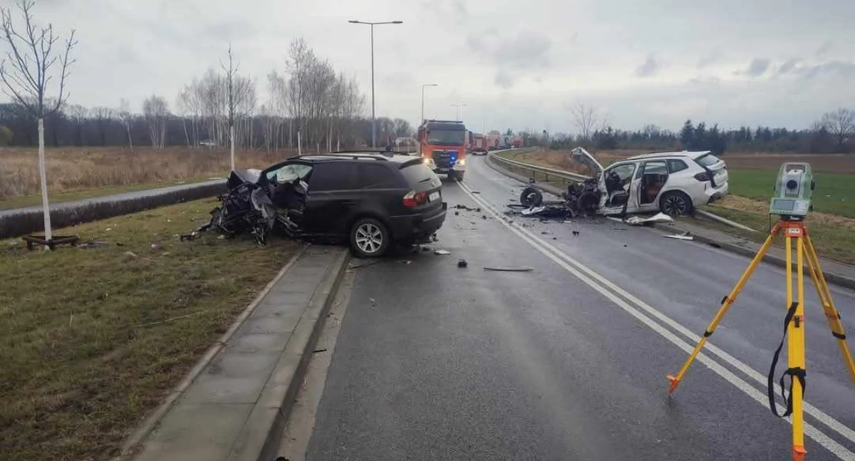 Groźny wypadek na al. Kaczorowskiego. Obwodnica Leśnicy zablokowana w obu kierunkach. Na miejscu lądował LPR