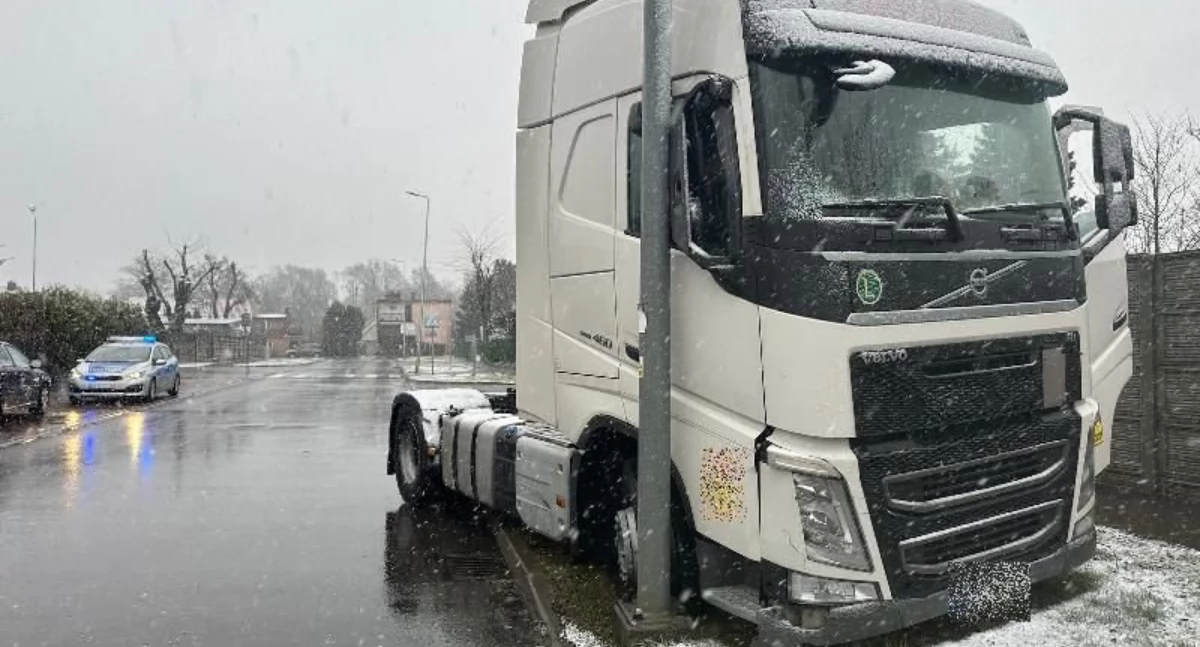Kolejny zawodowy kierowca na podwójnym gazie. Staranował osobówkę, a sam wjechał w uliczną lampę