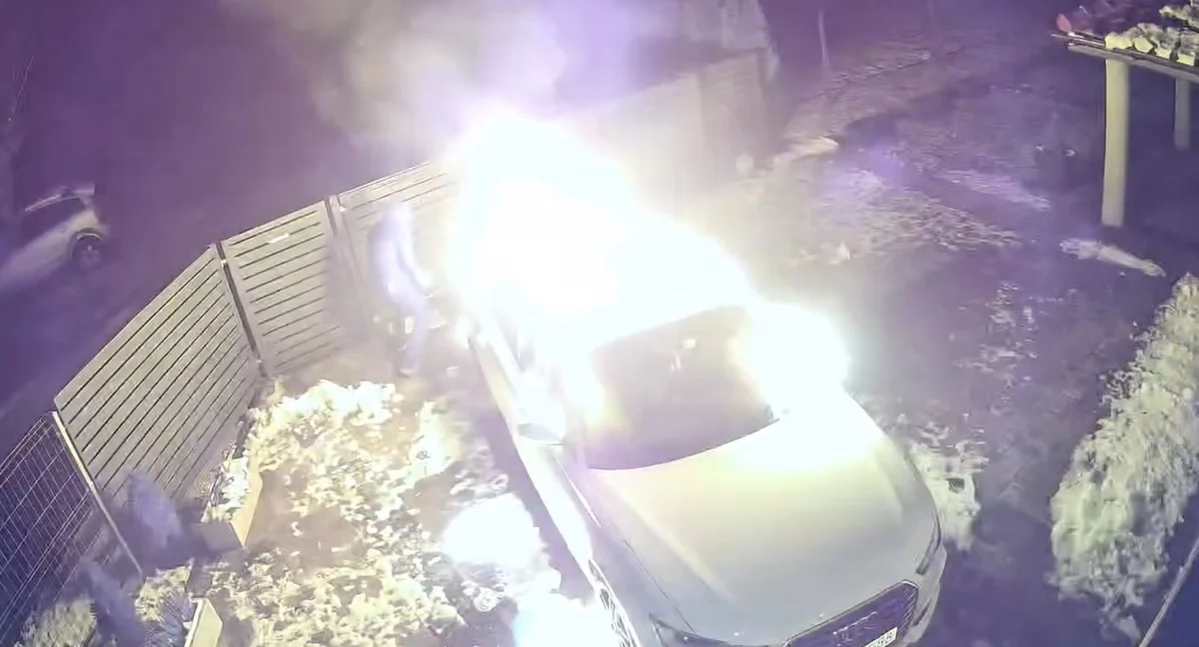 Wtargnął na posesję i spalił Audi A6. Właściciele wyznaczyli nagrodę za jego schwytanie. FILM